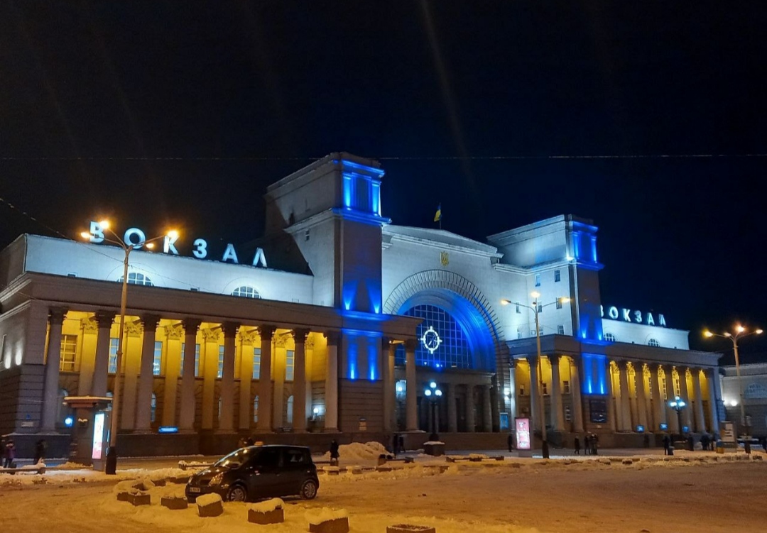 Archive photograph of the exterior of Dnipro-Holovnyi railway station on December 27, 2021. Not the October 2026 strike or its aftermath.