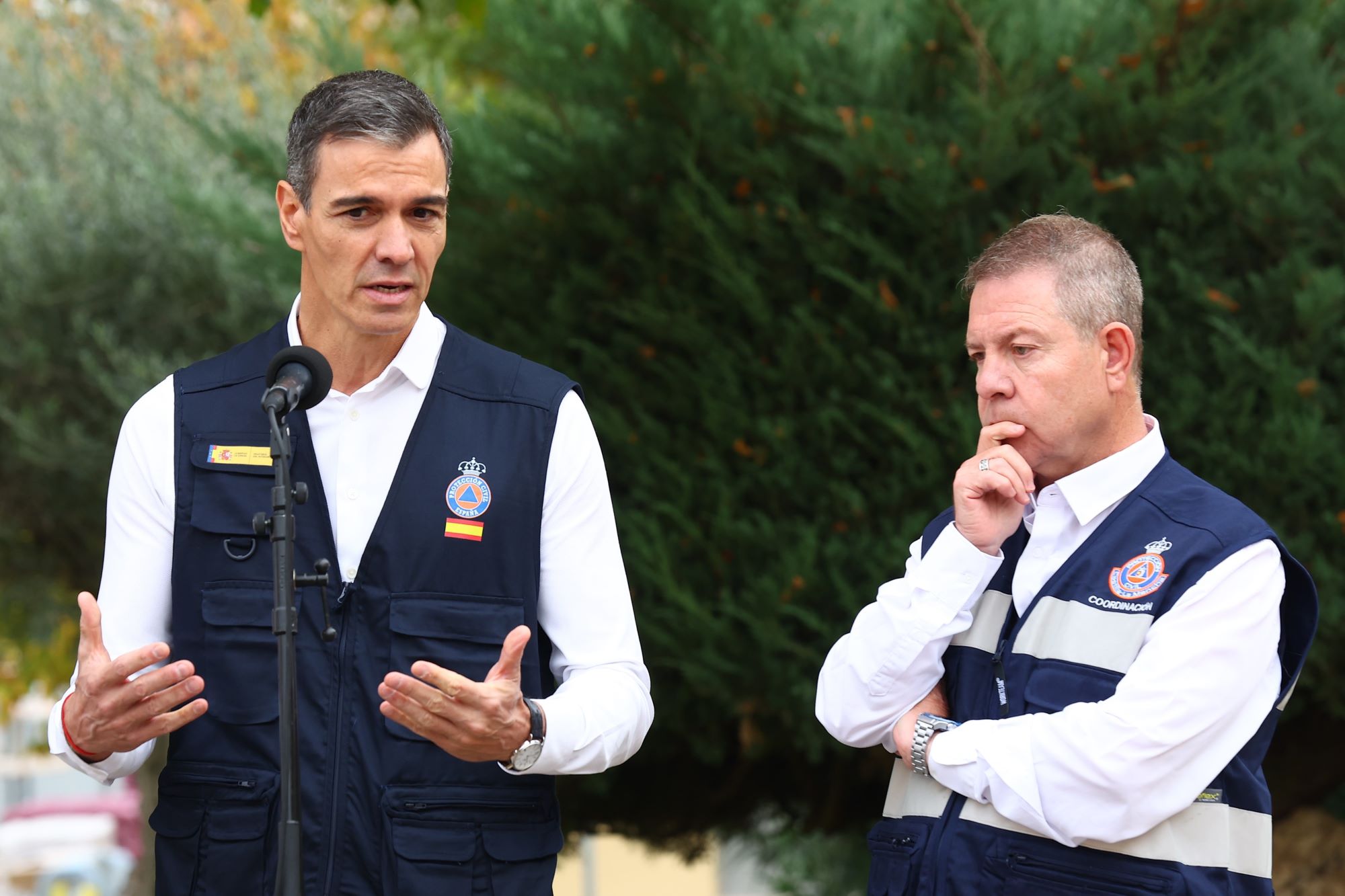 Pedro Sánchez speaking beside Emiliano García-Page after the Toledo CECOPI emergency coordination meeting, 29 October 2026. Official press photograph.